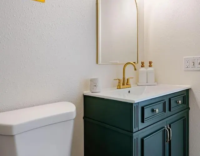 Steps To | Laid‑back Small-town Coastal Feel Apartment Clearwater Beach
