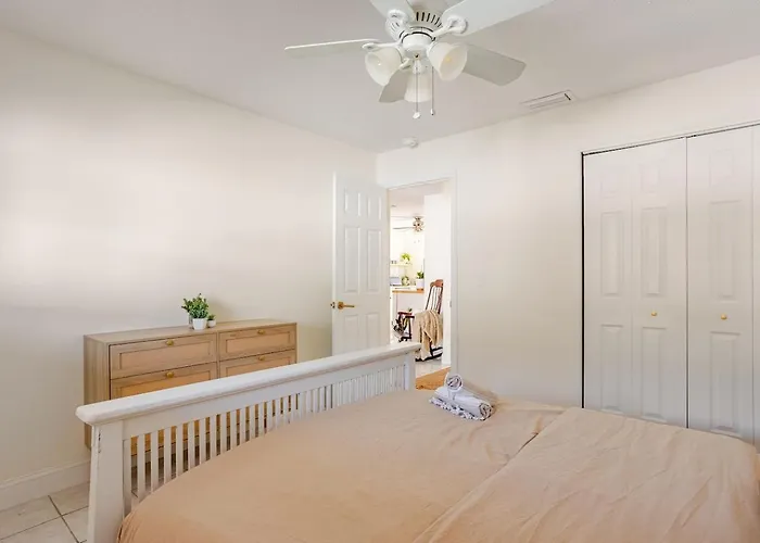 Steps To | Laid‑back Small-town Coastal Feel Apartment *