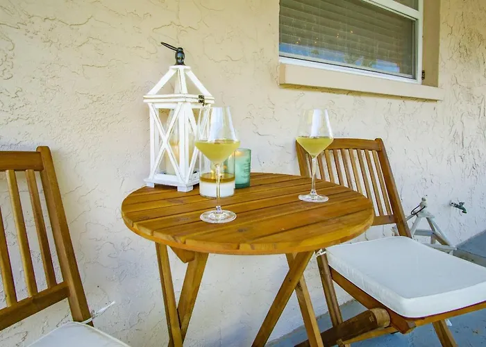 Steps To | Laid‑back Small-town Coastal Feel Apartment Clearwater Beach
